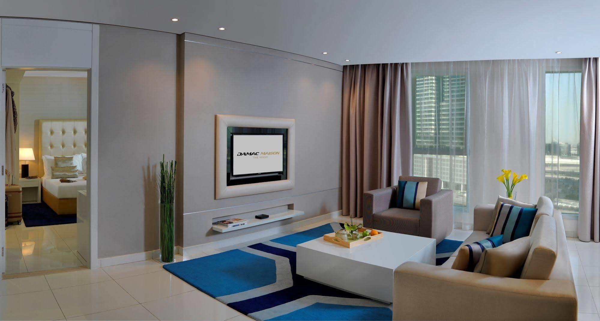 الشقق الفندقية دبيفي  داماك مايسون ذي فوغ المظهر الخارجي الصورة A living room with a television